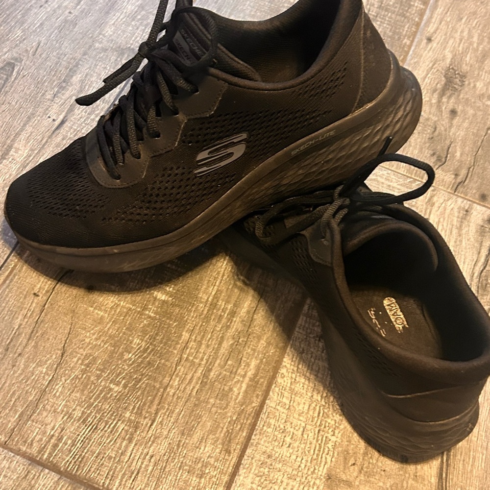Well Worn Skechers Women's Black Mesh Memory Foam Sneakers